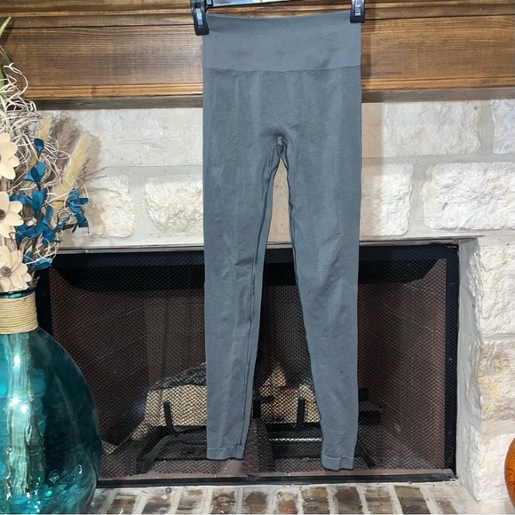 Alphalete Amplify gravity seamless scrunch legging - Picture 3 of 8